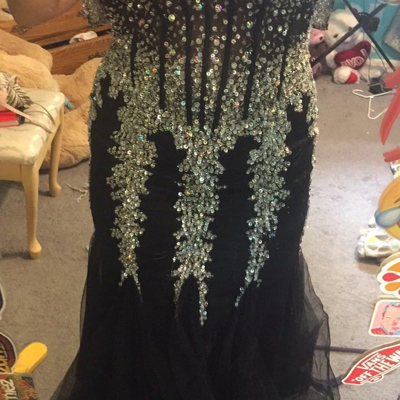 Formal dress - Picture 2 of 2